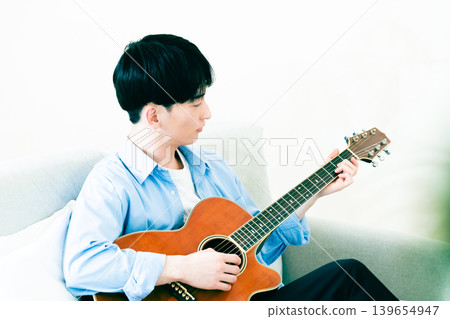 彈吉他的男人 139654947
