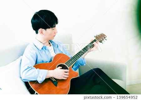 彈吉他的男人 139654952