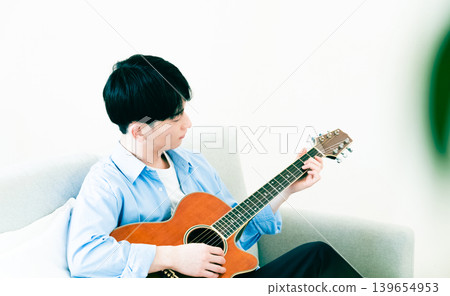 彈吉他的男人 139654953
