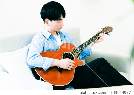 彈吉他的男人 139654957