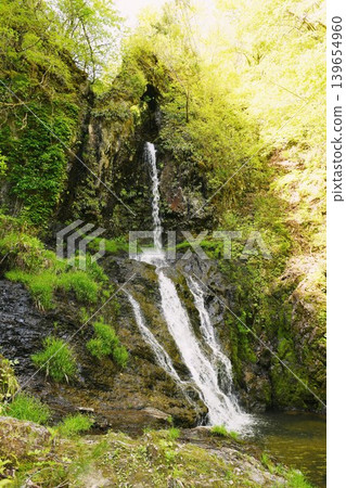 [Nanyo City: "Kuguri Falls," a waterfall that flows through a hole in the rock] 139654960