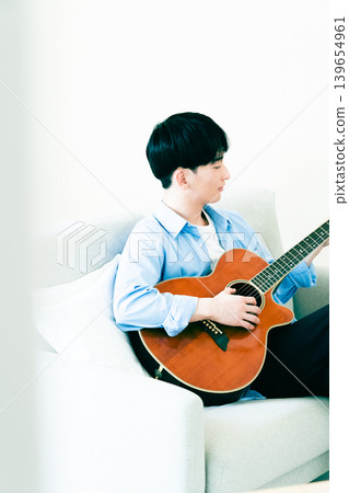 彈吉他的男人 139654961