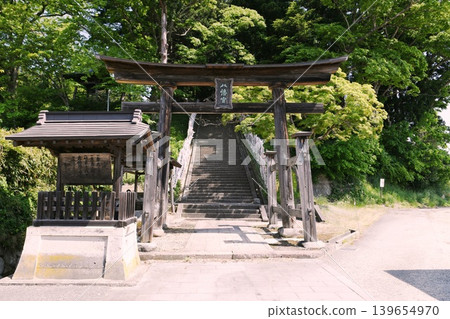[Shirataka Town: The torii gate and stone steps leading to Ayugai Hachimangu Shrine, said to have been founded by Minamoto no Yoshiie] 139654970