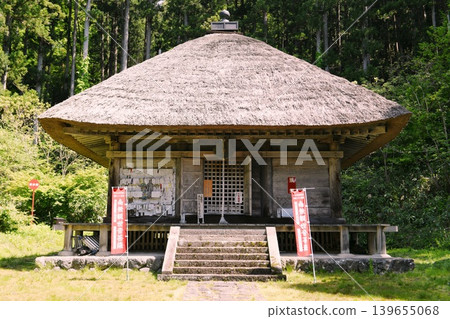 [Shirataka Town: Exterior view of the Kannon Hall at "Miyama Kannon," a nationally designated important cultural property] 139655068