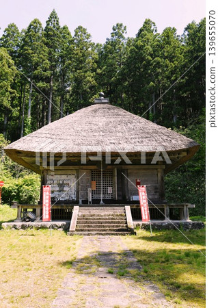 [Shirataka Town: Exterior view of the Kannon Hall at "Miyama Kannon," a nationally designated important cultural property] 139655070
