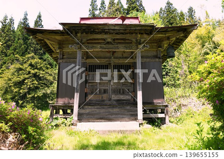 [Ooe Town, Yamagata Prefecture Designated Cultural Property and Natural Monument: "Jindai Kaya" tree, estimated to be 1,500 years old, at the Miroku-do hall on the approach to the shrine] 139655155