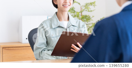 身著工作服的商人正在開會 身著工作服的商人正在開會 139655280