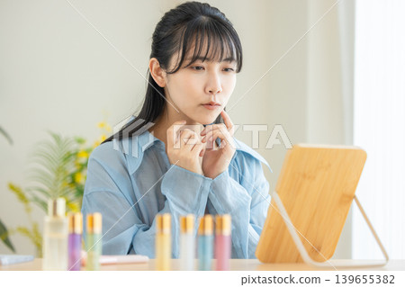 觀看鏡子的一位小姐 139655382