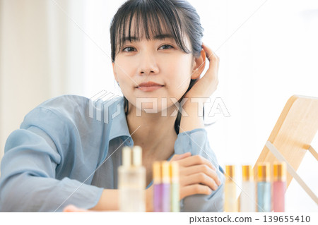 一名年輕女子正在做皮膚護理 139655410