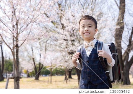 Cute elementary school student entering elementary school Cute elementary school student entering elementary school 139655422