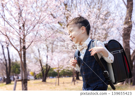 Cute elementary school student entering elementary school Cute elementary school student entering elementary school 139655423