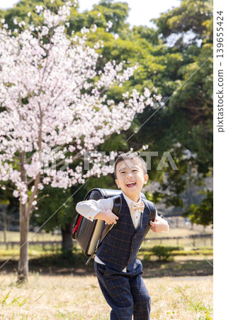 可愛的小學生進入小學 139655424