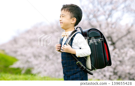 在櫻花盛開的公園散步的新一年級學生 139655428