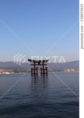Morning view of the torii gate and Senjokaku of Itsukushima Shrine, Miyajima, Hatsukaichi City, Hiroshima Prefecture, and the five-story pagoda undergoing repairs. 139655633
