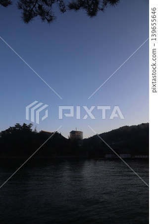 清晨，廣島縣初日市宮島嚴島神社的鳥居和千丈閣，以及正在修繕的五重塔。 139655646