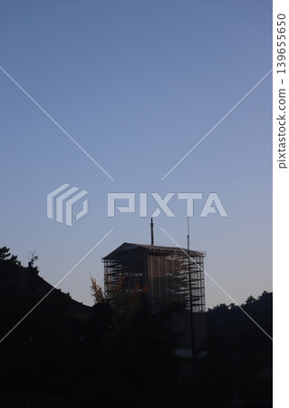 Morning view of the torii gate and Senjokaku of Itsukushima Shrine, Miyajima, Hatsukaichi City, Hiroshima Prefecture, and the five-story pagoda undergoing repairs. Morning view of the torii gate and Senjokaku of Itsukushima Shrine, Miyajima, Hatsukaichi City, Hiroshima Prefecture, and the five-story pagoda undergoing repairs. 139655650