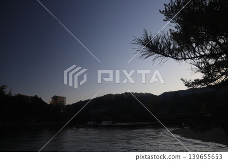 清晨，廣島縣初日市宮島嚴島神社的鳥居和千丈閣，以及正在修繕的五重塔。 139655653