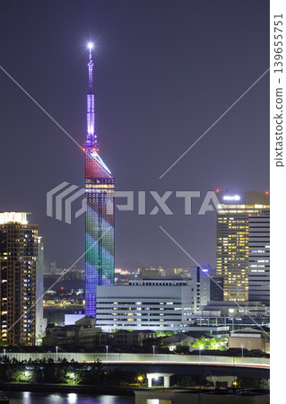 福岡夜景美麗:福岡塔閃耀著彩虹般的光芒。 福岡夜景美麗:福岡塔閃耀著彩虹般的光芒。 139655751