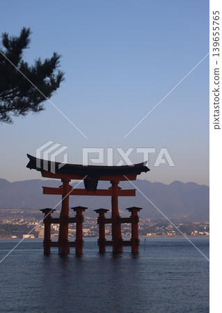 廣島縣宮島市：嚴島神社的大鳥居在火光燃燒前沐浴在晨曦中；五重塔和千丈閣正在修繕中。 139655765