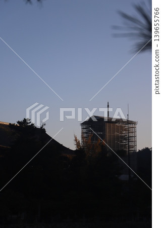 廣島縣宮島市：嚴島神社的大鳥居在火光燃燒前沐浴在晨曦中；五重塔和千丈閣正在修繕中。 139655766