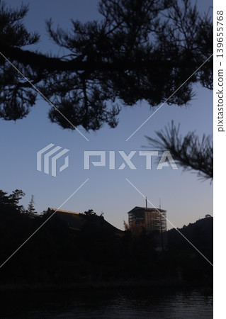 廣島縣宮島市:嚴島神社的大鳥居在火光燃燒前沐浴在晨曦中;五重塔和千丈閣正在修繕中。 廣島縣宮島市:嚴島神社的大鳥居在火光燃燒前沐浴在晨曦中;五重塔和千丈閣正在修繕中。 139655768