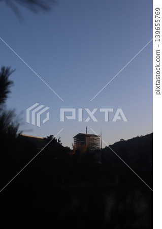 廣島縣宮島市：嚴島神社的大鳥居在火光燃燒前沐浴在晨曦中；五重塔和千丈閣正在修繕中。 139655769