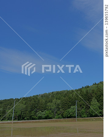 山村上空是令人心曠神怡的湛藍天空。 山村上空是令人心曠神怡的湛藍天空。 139655792
