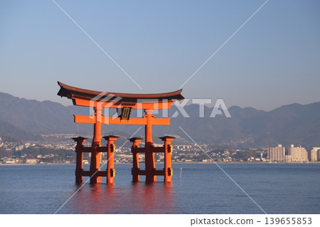 廣島縣初日市宮島:嚴島神社-旭日東昇,映照著鮮豔的朱紅色鳥居。 廣島縣初日市宮島:嚴島神社-旭日東昇,映照著鮮豔的朱紅色鳥居。 139655853