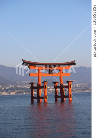 廣島縣初日市宮島:嚴島神社-旭日東昇,映照著鮮豔的朱紅色鳥居。 廣島縣初日市宮島:嚴島神社-旭日東昇,映照著鮮豔的朱紅色鳥居。 139655855