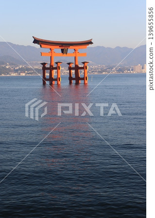 廣島縣初日市宮島:嚴島神社-旭日東昇,映照著鮮豔的朱紅色鳥居。 廣島縣初日市宮島:嚴島神社-旭日東昇,映照著鮮豔的朱紅色鳥居。 139655856