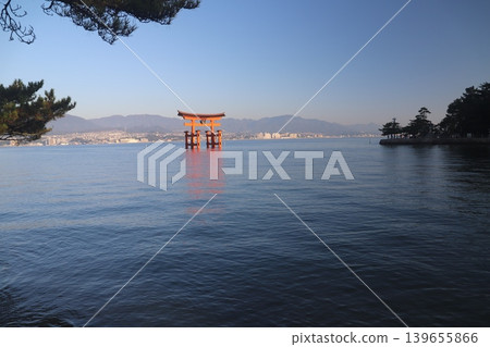 廣島縣初日市宮島:嚴島神社-旭日東昇,映照著鮮豔的朱紅色鳥居。 廣島縣初日市宮島:嚴島神社-旭日東昇,映照著鮮豔的朱紅色鳥居。 139655866