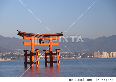 廣島縣初日市宮島:嚴島神社-旭日東昇,映照著鮮豔的朱紅色鳥居。 廣島縣初日市宮島:嚴島神社-旭日東昇,映照著鮮豔的朱紅色鳥居。 139655868