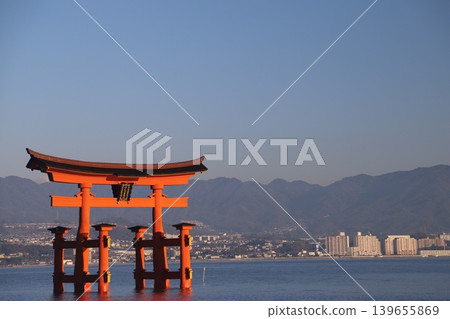 廣島縣初日市宮島:嚴島神社-旭日東昇,映照著鮮豔的朱紅色鳥居。 廣島縣初日市宮島:嚴島神社-旭日東昇,映照著鮮豔的朱紅色鳥居。 139655869