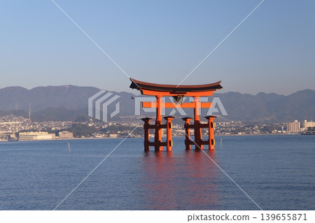 廣島縣初日市宮島:嚴島神社-旭日東昇,映照著鮮豔的朱紅色鳥居。 廣島縣初日市宮島:嚴島神社-旭日東昇,映照著鮮豔的朱紅色鳥居。 139655871