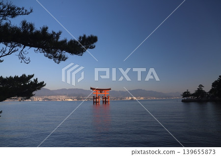 廣島縣初日市宮島:嚴島神社-旭日東昇,映照著鮮豔的朱紅色鳥居。 廣島縣初日市宮島:嚴島神社-旭日東昇,映照著鮮豔的朱紅色鳥居。 139655873