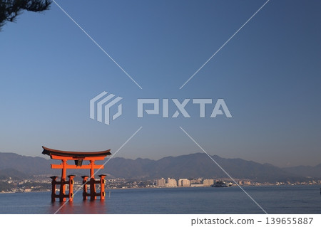 廣島縣初日市宮島:嚴島神社-旭日東昇,映照著鮮豔的朱紅色鳥居。 廣島縣初日市宮島:嚴島神社-旭日東昇,映照著鮮豔的朱紅色鳥居。 139655887