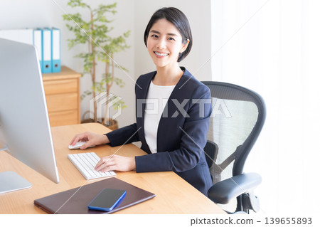 使用桌上型電腦的職業女性 139655893