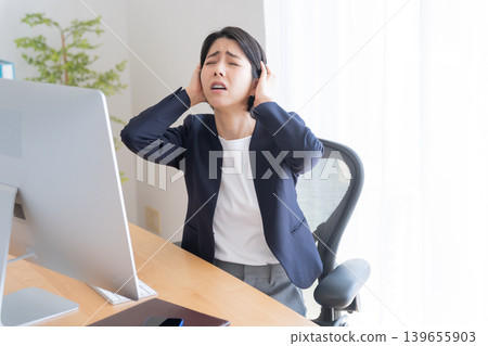一位女商人正在桌上型電腦前工作(思考和擔憂) 一位女商人正在桌上型電腦前工作(思考和擔憂) 139655903