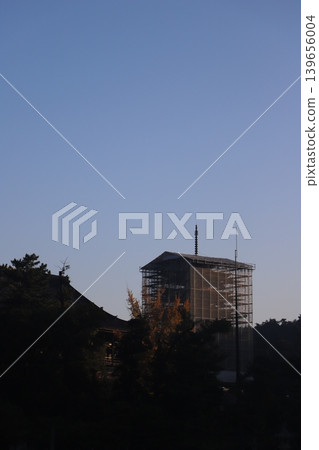 The Senjokaku and the five-story pagoda under major repair at Itsukushima Shrine in Miyajima-cho, Hatsukaichi City, Hiroshima Prefecture. 139656004