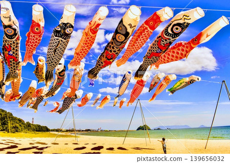 鯉魚飄帶游泳在藍天 鯉魚飄帶游泳在藍天 139656032
