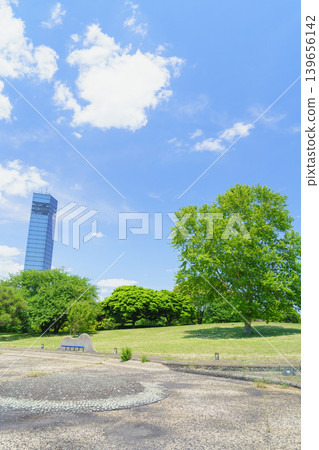 [千葉市，千葉縣] 初夏時節，從千葉港公園水上廣場看到的千葉港塔。 139656142