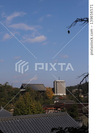 從廣島縣初日市宮島町嚴島神社可以看到正在修繕的千丈閣和五重塔的全景。 139656571