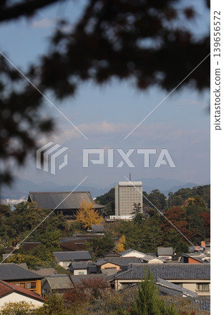 從廣島縣初日市宮島町嚴島神社可以看到正在修繕的千丈閣和五重塔的全景。 139656572