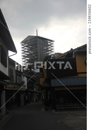 從廣島縣初日市宮島町嚴島神社可以看到正在修繕的千丈閣和五重塔的全景。 139656602