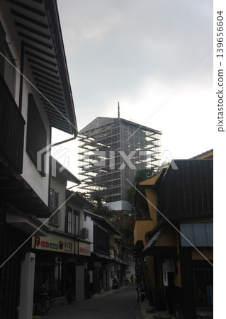 A panoramic view of the Senjokaku and the five-story pagoda, which are undergoing repair work, at Itsukushima Shrine in Miyajima-cho, Hatsukaichi City, Hiroshima Prefecture. 139656604