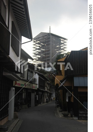 A panoramic view of the Senjokaku and the five-story pagoda, which are undergoing repair work, at Itsukushima Shrine in Miyajima-cho, Hatsukaichi City, Hiroshima Prefecture. 139656605
