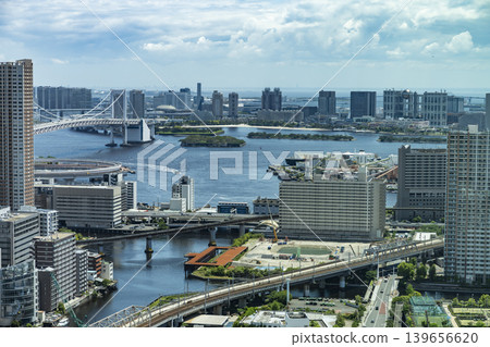 從東京港區一棟高樓俯瞰的城市景觀 從東京港區一棟高樓俯瞰的城市景觀 139656620