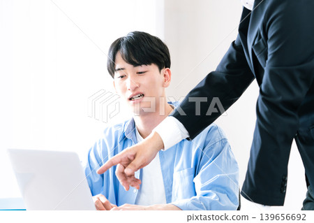 一位年輕人正在接受老闆的指示 139656692
