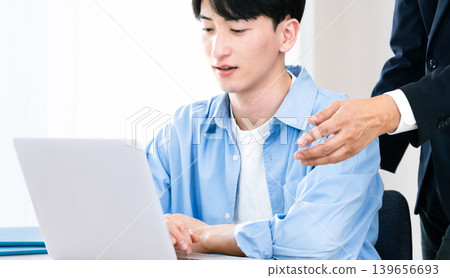 一位年輕人正在接受老闆的指示 139656693