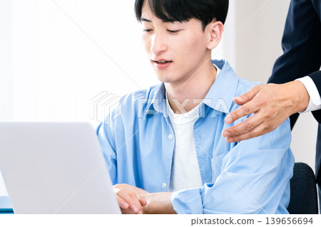 一位年輕人正在接受老闆的指示 139656694